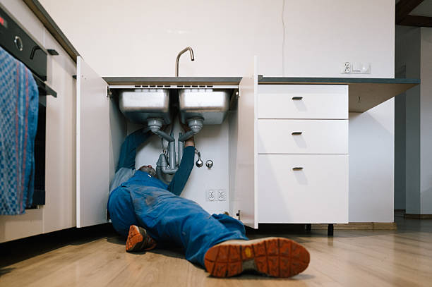 Professional Emergency Plumber technician working in Olney, IL